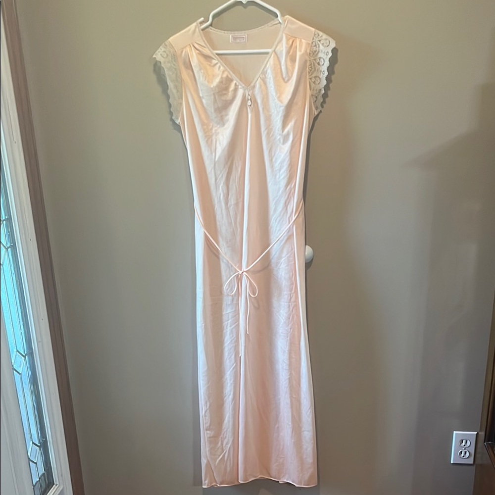 Maidenform Peach Chemise with Lace Details
Excellent Condition